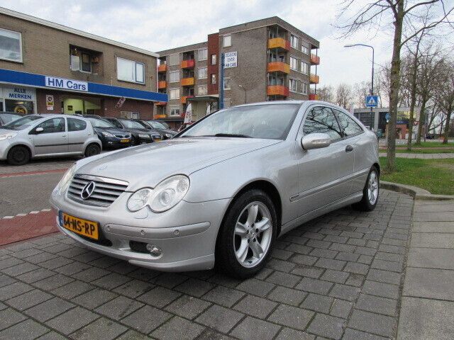 Grijs Gebruikt 2004 Mercedes C180 Coupé | € 2.450 (Eerlijke prijs) - Afbeelding 1/4