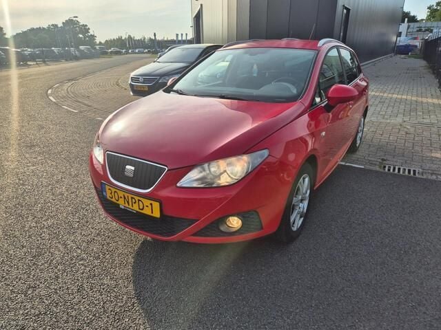Rood Gebruikt 2010 Seat Ibiza ST Ecomotive Stationwagen | € 1.799 (Eerlijke prijs) - Afbeelding 1/4