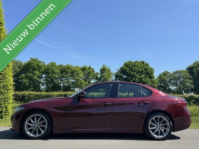 Rood Gebruikt 2016 Alfa Romeo Giulia Super Sedan | € 24.950 - Afbeelding 1/4