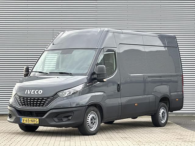 Grijs Gebruikt 2021 Iveco Daily Van | € 16.450 - Afbeelding 1/4