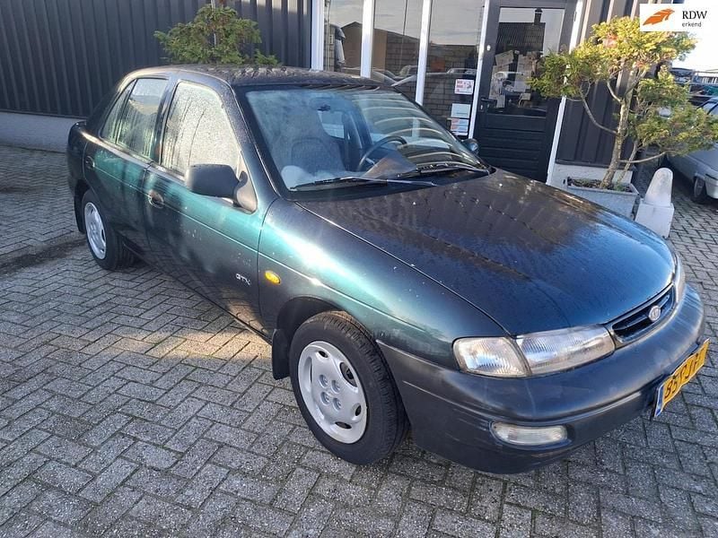 Groen (metallic) Occasion 2000 Kia Sephia Hatchback | € 750 - Afbeelding 1/4