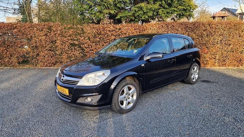 Zwart Occasion 2007 Opel Astra Executive Hatchback | € 1.999 (Goede deal) - Afbeelding 1/4