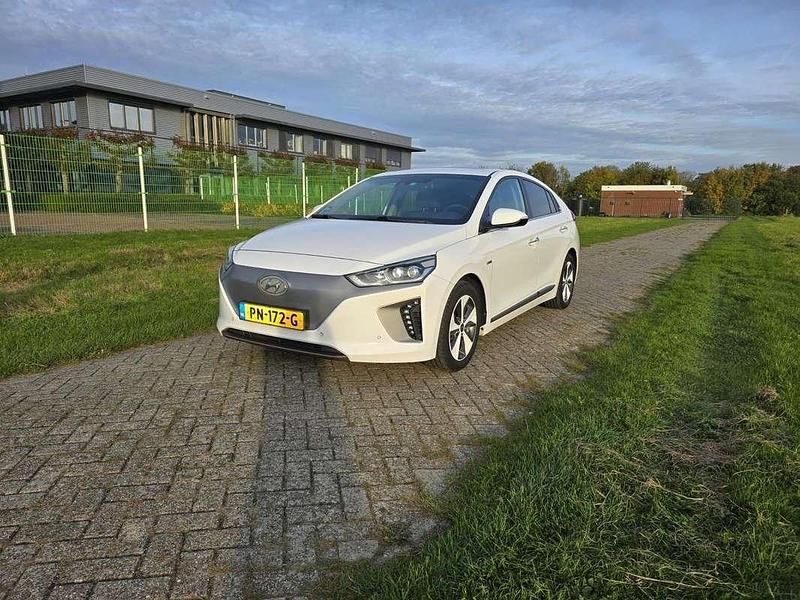 Wit Occasion 2017 Hyundai Ioniq Premium Hatchback | € 9.500 (Eerlijke prijs) - Afbeelding 1/4