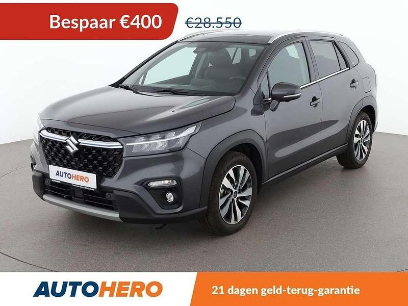 Grijs, metallic lak Gebruikt 2023 Suzuki SX4 S-Cross Comfort+ SUV | € 28.349 (Eerlijke prijs) - Afbeelding 1/3