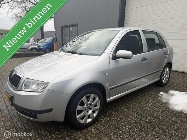 Grijs Occasion 2004 Skoda Fabia Hatchback | € 2.999 (Iets duurder) - Afbeelding 1/4
