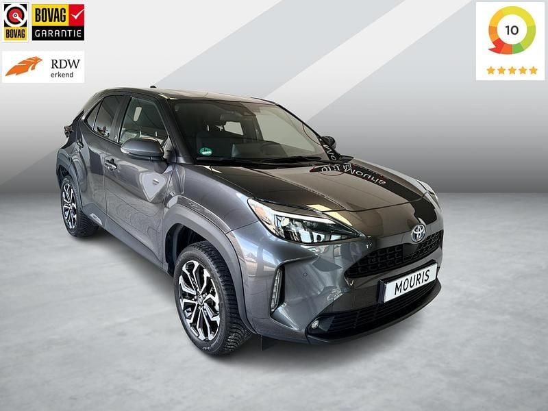 Grijs Gebruikt 2023 Toyota Yaris Cross Team SUV | € 27.950 (Eerlijke prijs) - Afbeelding 1/4