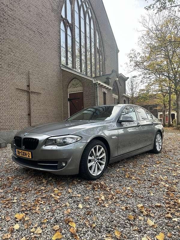 Grijs Gebruikt 2011 BMW 520 Executive Sedan | € 8.000 (Eerlijke prijs) - Afbeelding 1/4