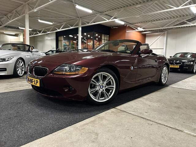 Rood, metallic lak Gebruikt 2003 BMW Z4 Executive Cabriolet | € 16.750 (Duur) - Afbeelding 1/4