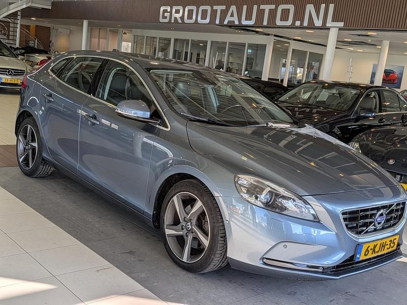 Blauw (metallic) Occasion 2013 Volvo V40 Summum Hatchback | € 10.744 (Goede deal) - Afbeelding 1/4