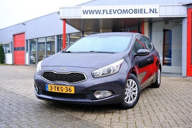 Grijs (metallic) Gebruikt 2014 Kia Ceed Hatchback | € 9.750 (Eerlijke prijs) - Afbeelding 1/4