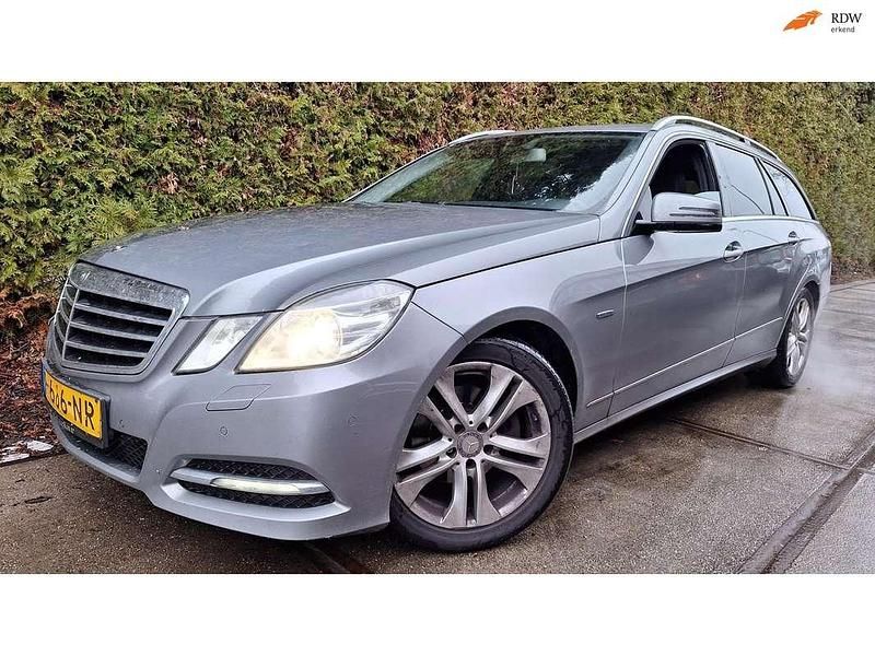 Grijs (metallic) Occasion 2010 Mercedes E220 Avantgarde Stationwagen | € 3.300 (Eerlijke prijs) - Afbeelding 1/4