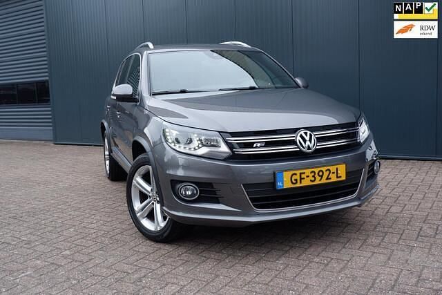 Grijs, metallic lak Gebruikt 2015 VW Tiguan R-line Edition SUV | € 17.950 (Eerlijke prijs) - Afbeelding 1/4