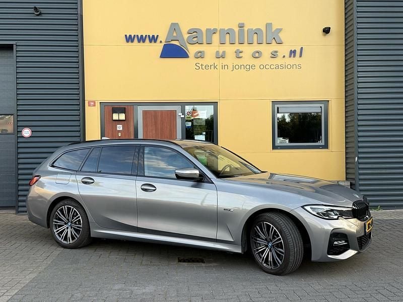 Grijs Gebruikt 2022 BMW 330e M Sport Stationwagen | € 35.450 (Goede deal) - Afbeelding 1/4