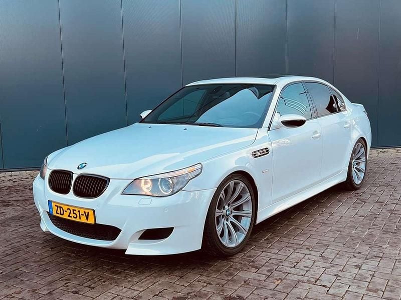 Wit Occasion 2006 BMW M5 Sedan | € 33.500 (Eerlijke prijs) - Afbeelding 1/4