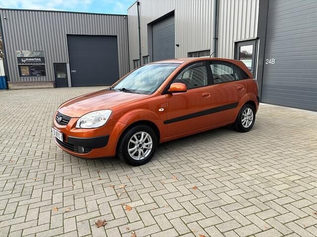 Oranje (metallic) Gebruikt 2008 Kia Rio Hatchback | € 2.250 (Eerlijke prijs) - Afbeelding 1/4