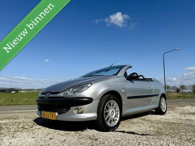 Grijs Gebruikt 2002 Peugeot 206 CC Cabriolet | € 1.499 (Eerlijke prijs) - Afbeelding 1/4