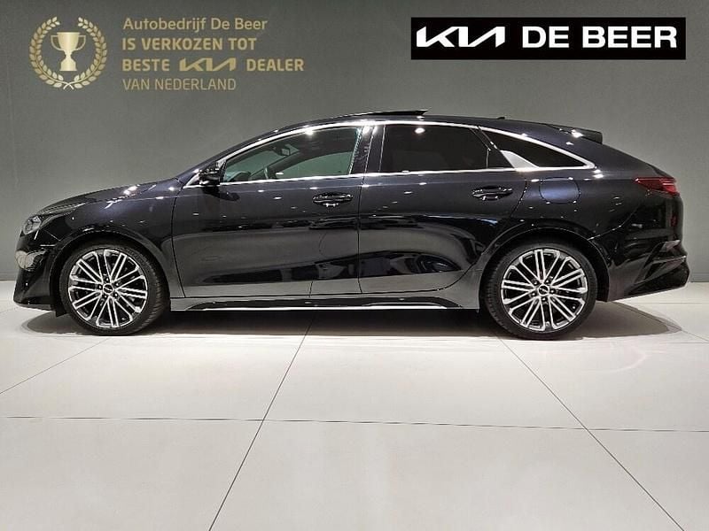 Aurora black (zwart metallic) Gebruikt 2022 Kia ProCeed Hatchback | € 30.445 (Eerlijke prijs) - Afbeelding 1/4