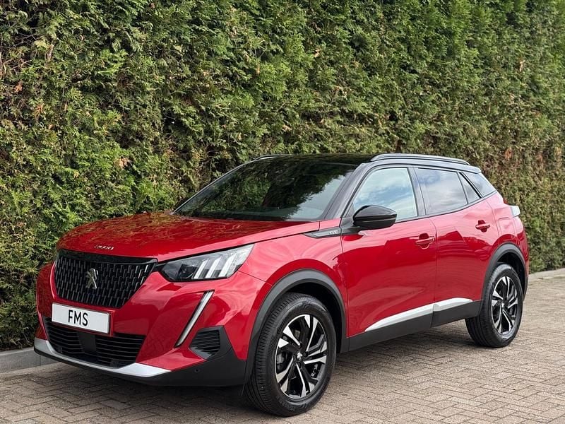 Rood, metallic lak Gebruikt 2023 Peugeot 2008 GT-line SUV | € 22.890 (Goede deal) - Afbeelding 1/4