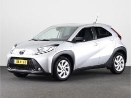 Grijs Gebruikt 2024 Toyota Aygo Pulse Hatchback | € 18.745 (Eerlijke prijs) - Afbeelding 1/3