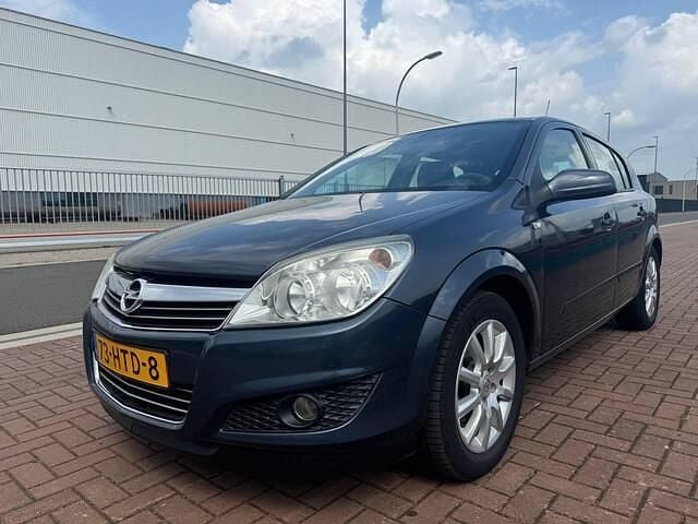 Grijs Gebruikt 2009 Opel Astra Hatchback | € 2.999 (Eerlijke prijs) - Afbeelding 1/4