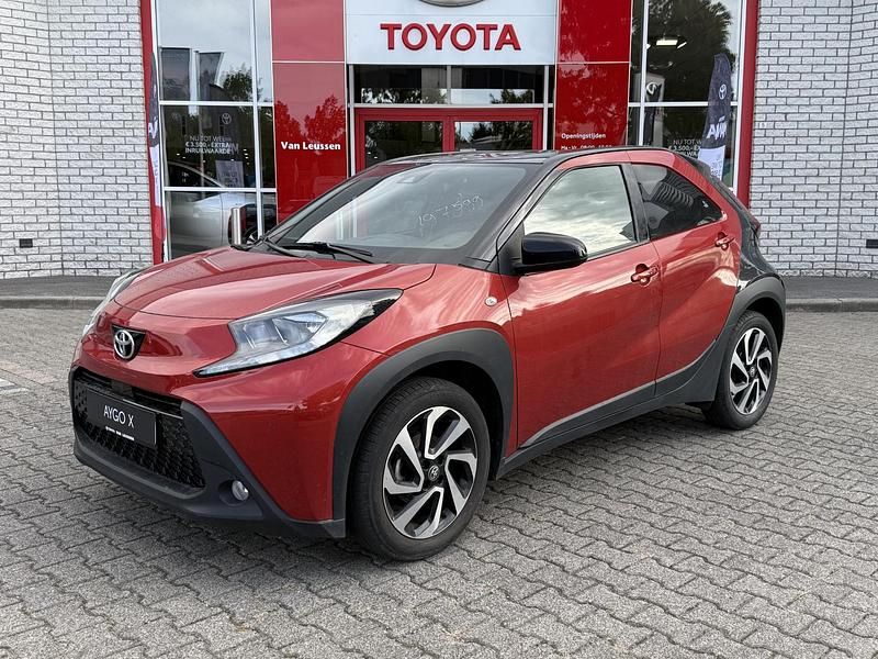 Rood Gebruikt 2024 Toyota Aygo X Envy SUV | € 21.900 - Afbeelding 1/4