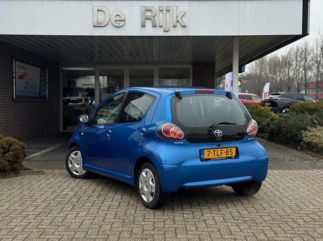 Occasion Toyota Aygo Comfort 68 PK (50 kW) 2011 Blauw (metallic) Hatchback