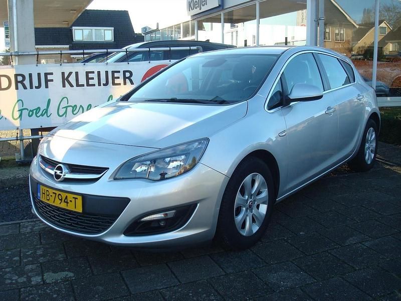 Grijs Occasion 2015 Opel Astra Hatchback | € 6.660 (Eerlijke prijs) - Afbeelding 1/4