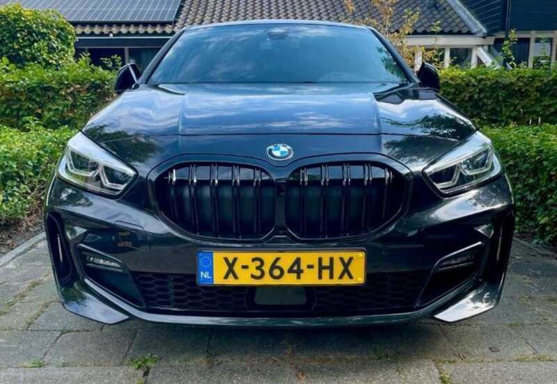Zwart Gebruikt 2021 BMW 120 Hatchback | € 29.995 (Iets duurder) - Afbeelding 1/4
