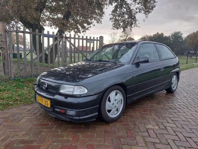 Zwart Gebruikt 1992 Opel Astra Hatchback | € 9.999 - Afbeelding 1/4