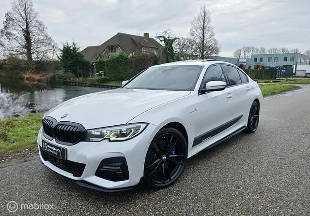 Wit Occasion 2020 BMW 330 M Sport Sedan | € 34.995 (Eerlijke prijs) - Afbeelding 1/4
