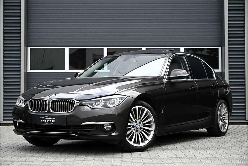Bruin, metallic lak Gebruikt 2016 BMW 330 Executive Sedan | € 16.950 (Goede deal) - Afbeelding 1/4