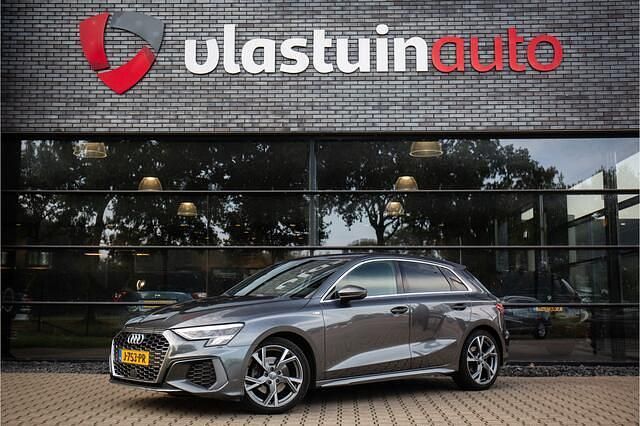 Grijs Gebruikt 2020 Audi A3 Sportback Basis Hatchback | € 23.950 (Iets duurder) - Afbeelding 1/4