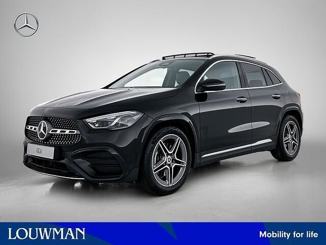 Zwart Nieuw 2025 Mercedes GLA180 Advanced SUV | € 57.429 (Eerlijke prijs) - Afbeelding 1/4