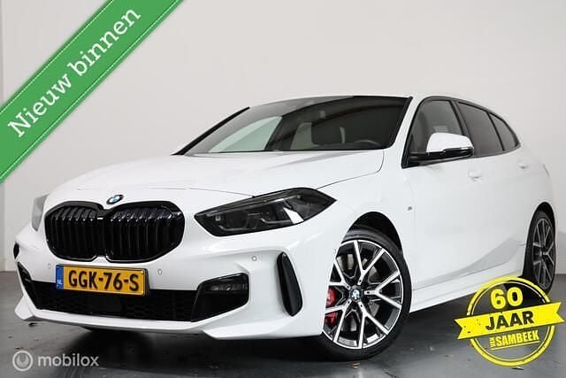 Wit Occasion 2024 BMW 118 M Sport Hatchback | € 29.900 (Eerlijke prijs) - Afbeelding 1/4