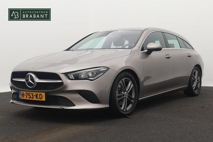 Grijs, metallic lak Gebruikt 2020 Mercedes CLA200 Shooting Brake Business Stationwagen | € 20.945 (Super prijs) - Afbeelding 1/3