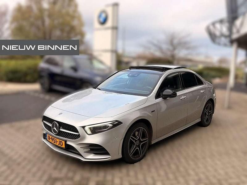 Grijs (metallic) Gebruikt 2020 Mercedes A250 Advantage Sedan | € 31.740 (Duur) - Afbeelding 1/4