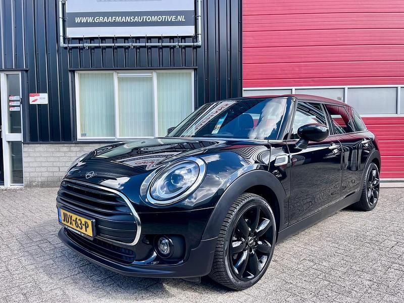 Zwart (metallic) Occasion 2019 Mini One Clubman Stationwagen | € 16.499 (Eerlijke prijs) - Afbeelding 1/4