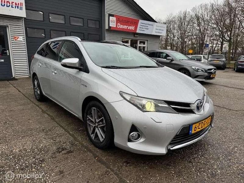 Grijs (metallic) Occasion 2014 Toyota Auris Hybrid Hatchback | € 9.995 (Eerlijke prijs) - Afbeelding 1/4