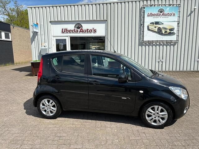 Zwart (metallic) Gebruikt 2012 Opel Agila Edition Hatchback | € 3.750 (Eerlijke prijs) - Afbeelding 1/4