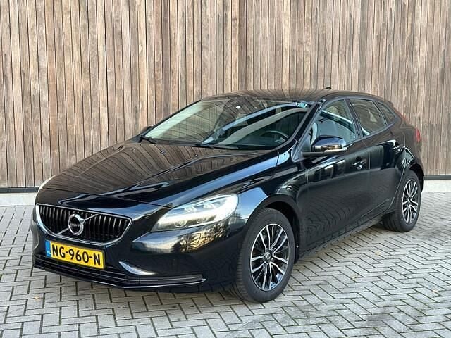 Zwart (metallic) Gebruikt 2017 Volvo V40 Hatchback | € 6.999 (Goede deal) - Afbeelding 1/4
