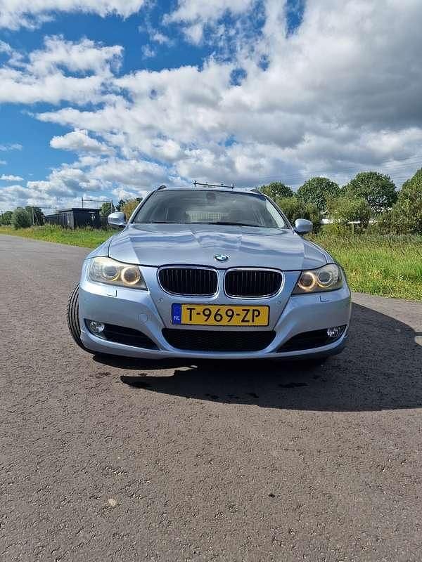 Blauw Gebruikt 2010 BMW 318 Stationwagen | € 6.999 (Duur) - Afbeelding 1/4