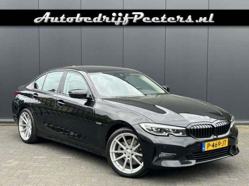 Zwart Gebruikt 2022 BMW 320e Sport Line Sedan | € 32.950 (Eerlijke prijs) - Afbeelding 1/4