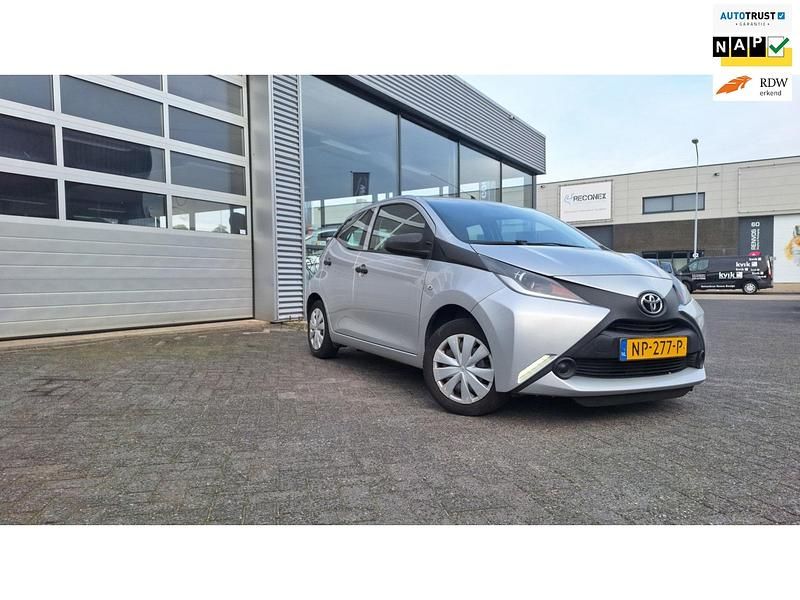 Grijs Gebruikt 2017 Toyota Aygo Hatchback | € 5.999 (Goede deal) - Afbeelding 1/4