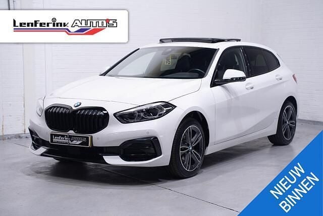 Wit Gebruikt 2023 BMW 118 Sport Line Hatchback | € 29.866 (Eerlijke prijs) - Afbeelding 1/4