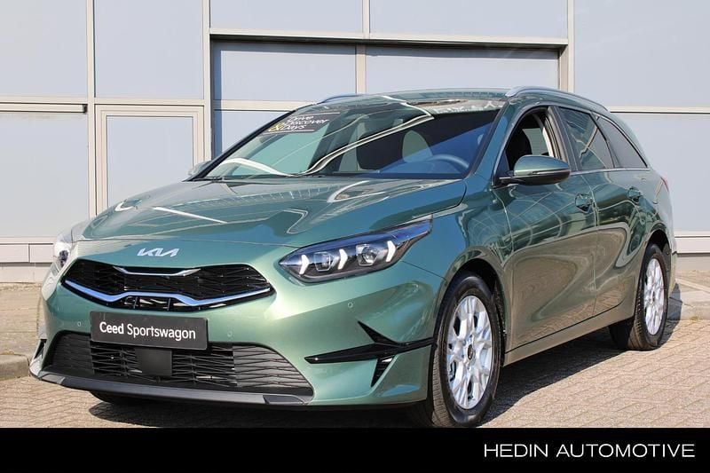 Groen Nieuw 2025 Kia Ceed Hatchback | € 28.995 (Goede deal) - Afbeelding 1/4