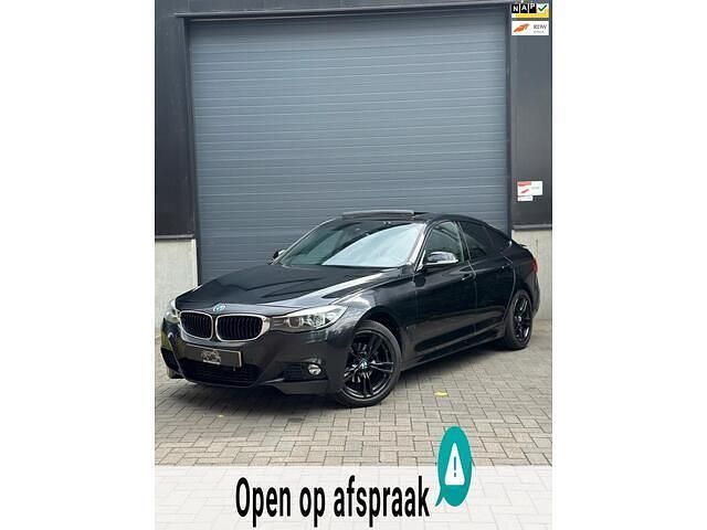 Zwart Gebruikt 2019 BMW 320 Sedan | € 27.950 (Eerlijke prijs) - Afbeelding 1/4
