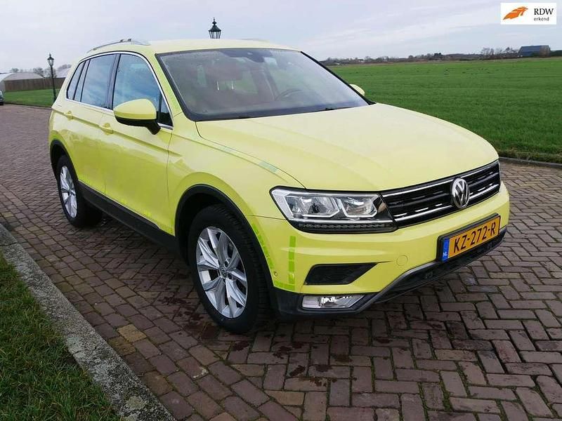 Grijs (metallic) Gebruikt 2017 VW Tiguan Highline SUV | € 17.599 - Afbeelding 1/2