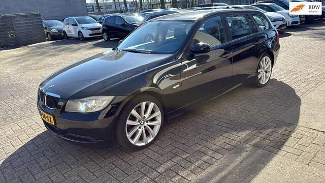 Zwart Gebruikt 2006 BMW 318 Stationwagen | € 2.950 (Eerlijke prijs) - Afbeelding 1/4
