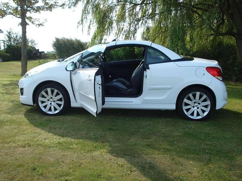 Occasion Peugeot 207 Griffe 120 PK (88 kW) 2011 Wit Cabriolet