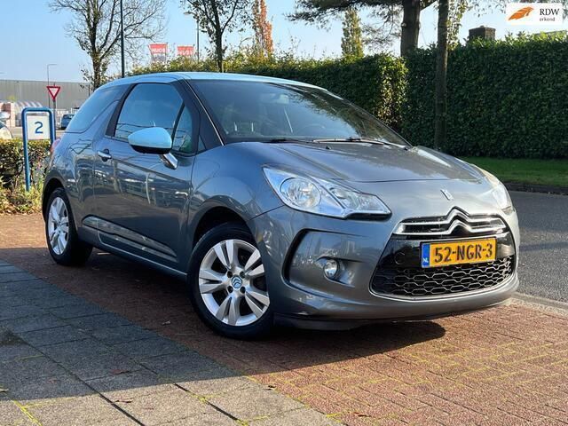 Grijs, metallic lak Gebruikt 2010 Citroën DS3 Chic Hatchback | € 3.850 (Eerlijke prijs) - Afbeelding 1/4
